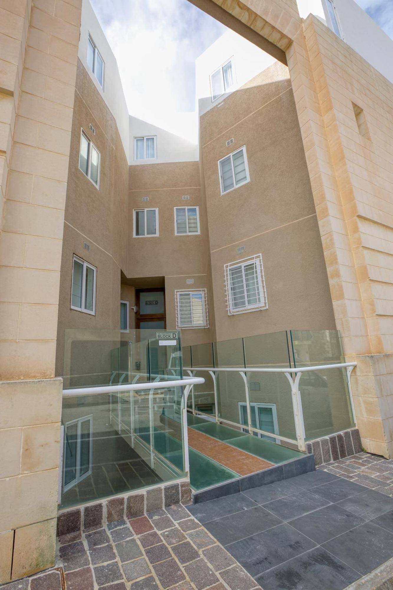 Appartement Lovely With Amazing Balcony & Communal Pool By 360 Estates *